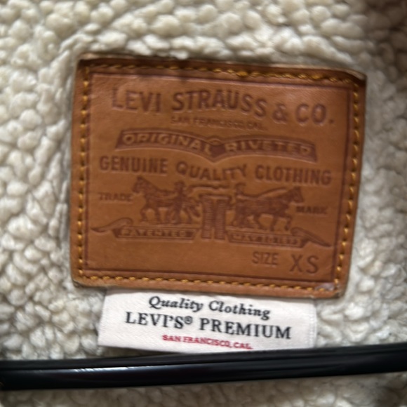 Levi’s Women’s Oversized Denim Jacket w/ Sherpa - Picture 2 of 3